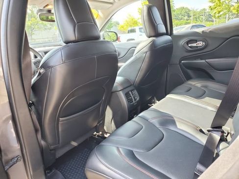 Used 2019 Jeep Cherokee Trailhawk AWD/4WD image 12