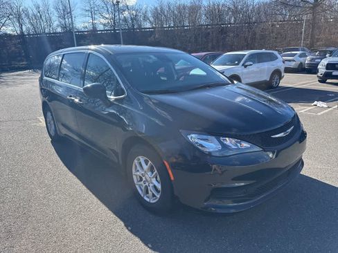 Used 2023 Chrysler Voyager LX image 9
