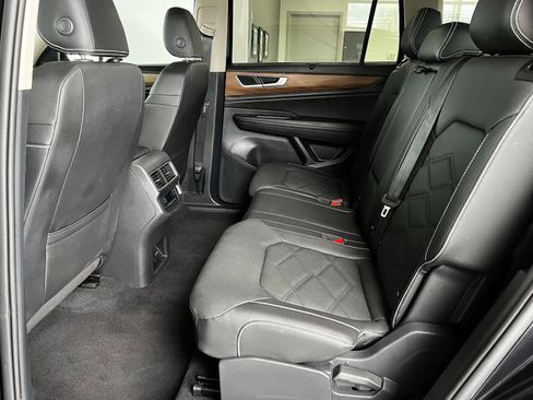 Used 2025 Volkswagen Atlas SE AWD/4WD image 24
