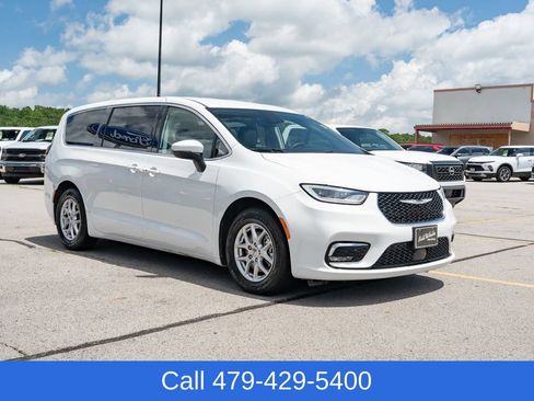 Used 2023 Chrysler Pacifica Touring-L FWD image 8