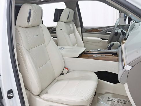 Used 2024 Cadillac Escalade Premium Luxury Platinum w/ Heavy-Duty Trailer Package image 33