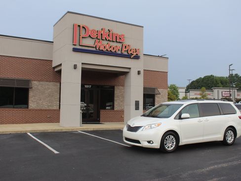 Used 2017 Toyota Sienna XLE w/ XLE Navigation Package FWD image 31