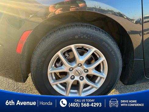 Used 2023 Chrysler Pacifica Touring-L FWD image 11