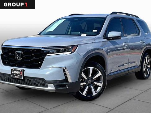 Used 2025 Honda Pilot Touring image 1