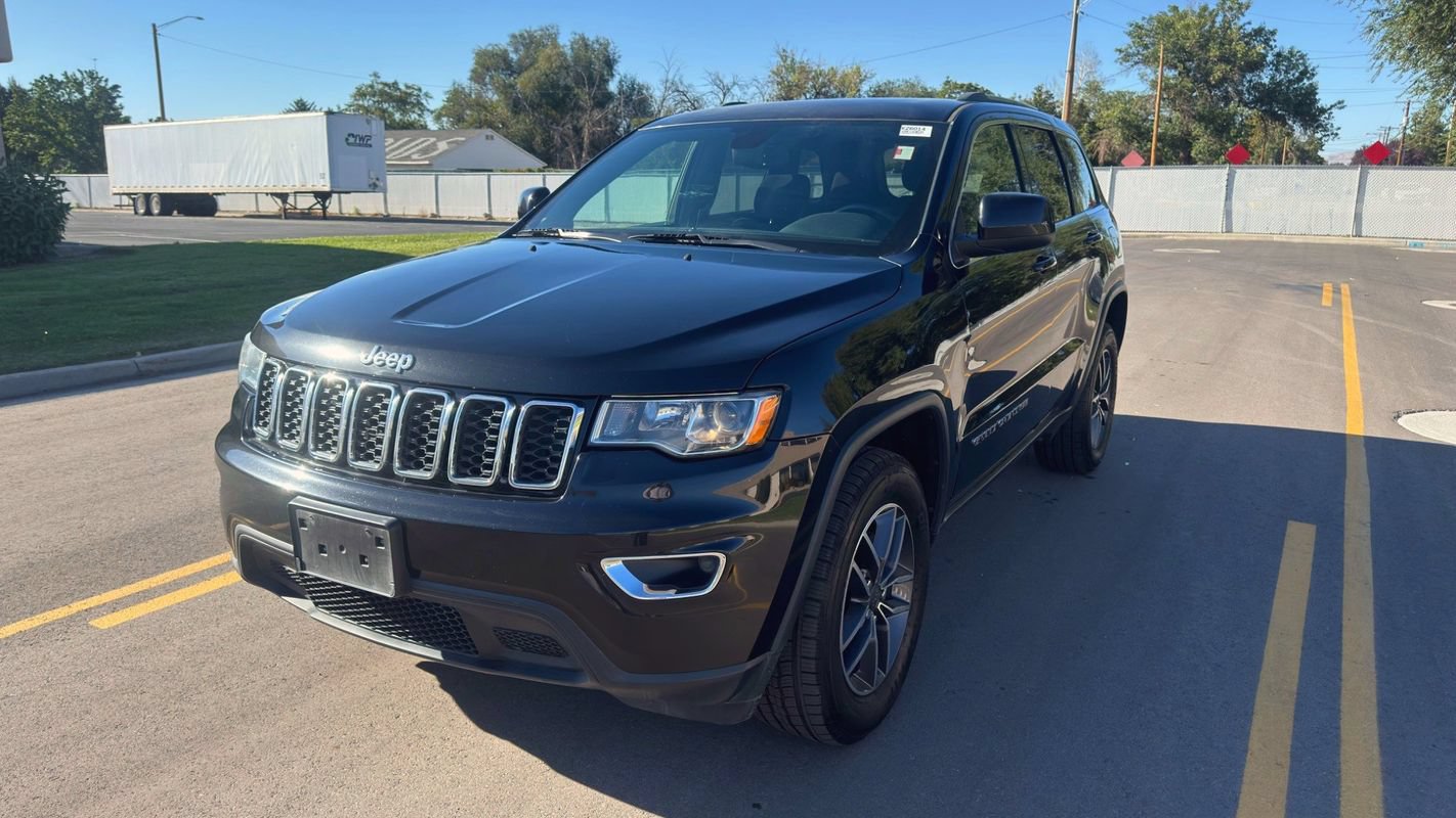 Used 2019 Jeep Grand Cherokee Laredo w/ 18" Wheel & 8.4" Radio Group AWD/4WD image 1
