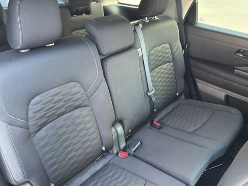 Used 2025 Nissan Pathfinder S FWD image 33