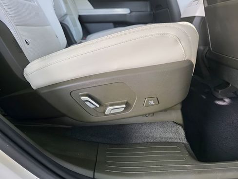 Used 2025 Hyundai Santa Fe Calligraphy FWD image 11