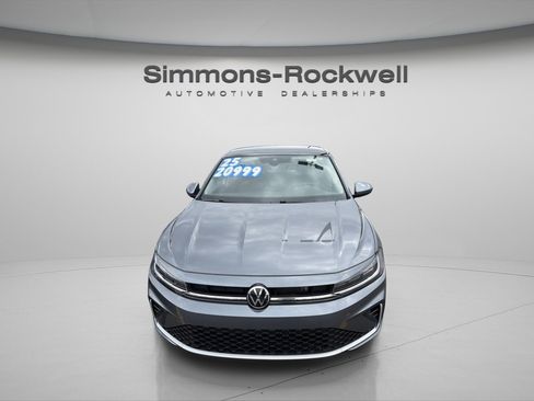 Used 2025 Volkswagen Jetta SE image 2