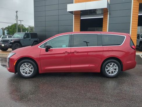 New 2027 Chrysler Pacifica Select FWD image 7