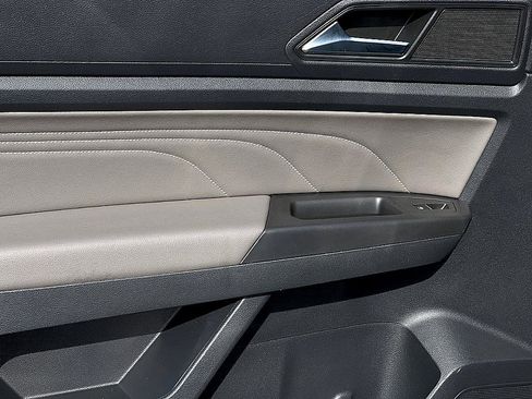 Used 2023 Volkswagen Atlas Cross Sport SE image 12