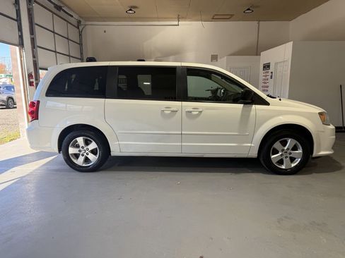 Used 2013 Dodge Grand Caravan SE image 2