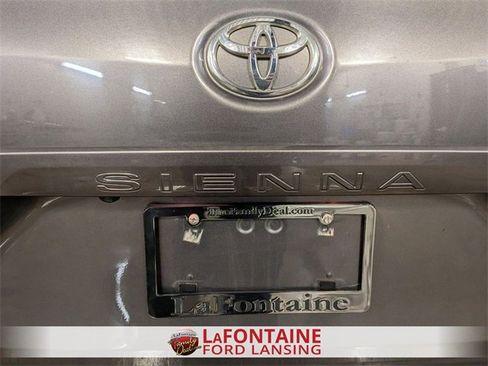 Used 2017 Toyota Sienna XLE image 9