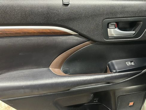 Used 2016 Toyota Highlander Limited Platinum AWD/4WD image 12