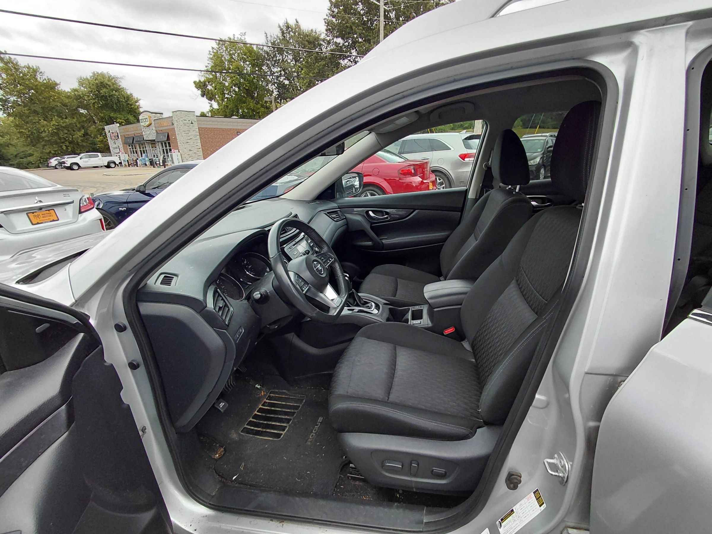 Used 2017 Nissan Rogue SV AWD/4WD image 11
