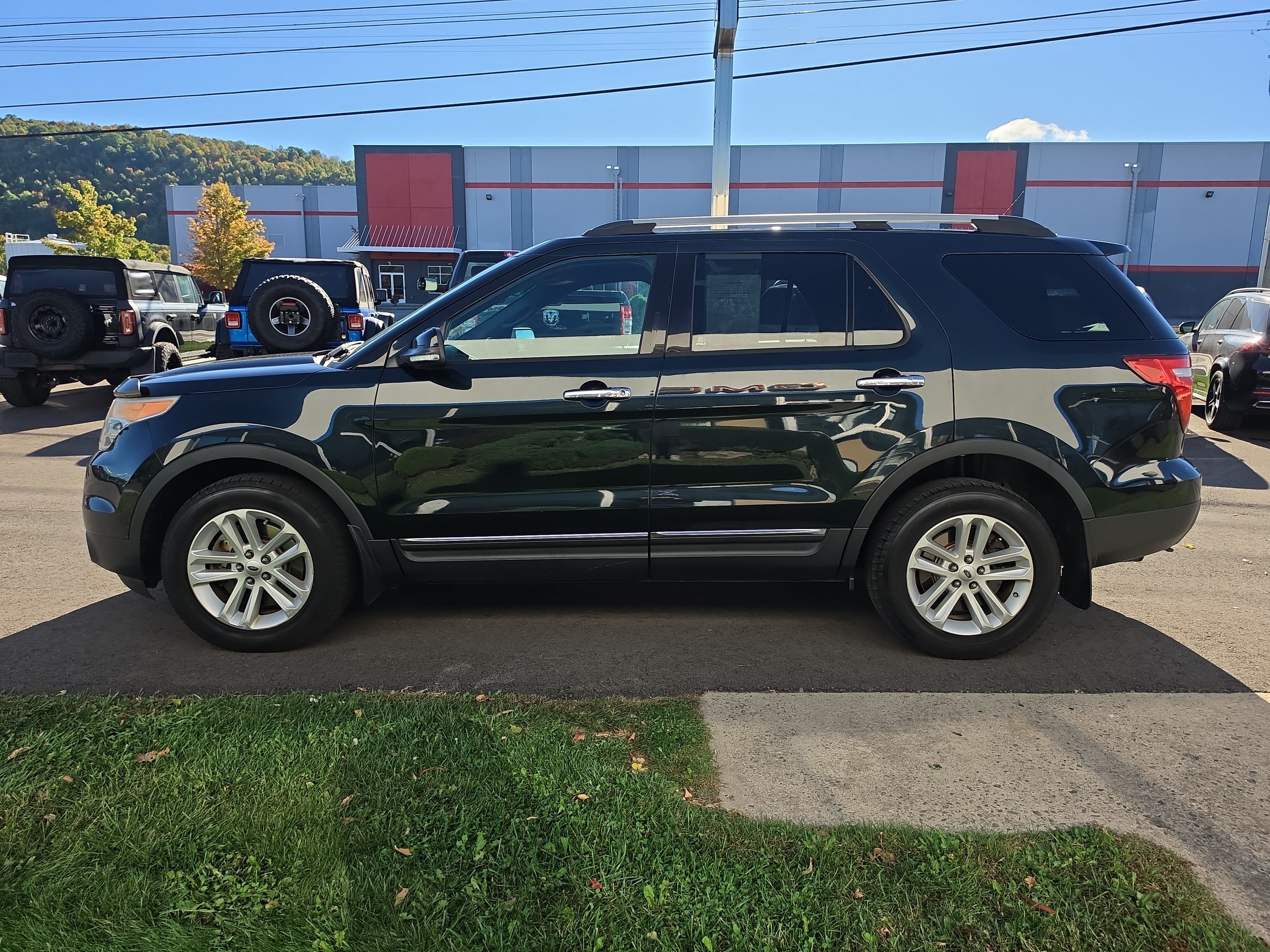 Used 2014 Ford Explorer XLT w/ Equipment Group 202A AWD/4WD image 7