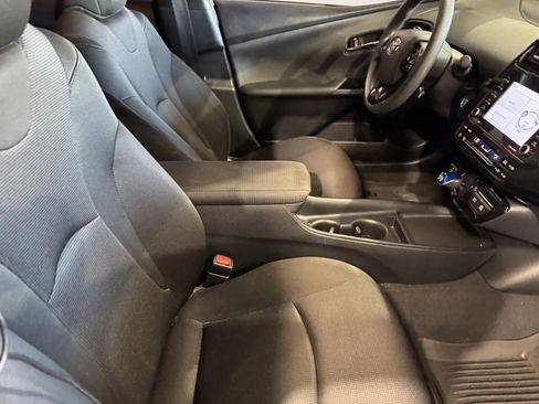 Used 2022 Toyota Prius L Eco image 6