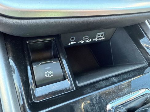 Used 2024 Subaru Outback Premium image 29