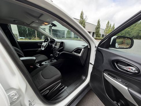 Used 2020 Jeep Cherokee Latitude AWD/4WD image 19