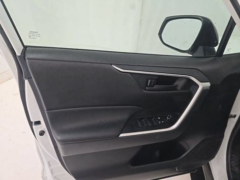 Used 2022 Toyota RAV4 LE FWD image 6