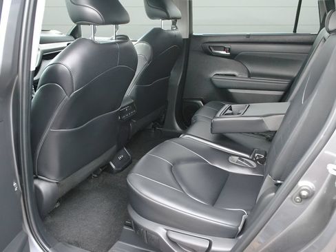 Used 2023 Toyota Highlander XLE AWD/4WD image 20