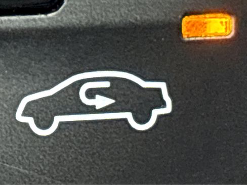 Used 2015 Dodge Challenger SXT w/ Driver Convenience Group image 24