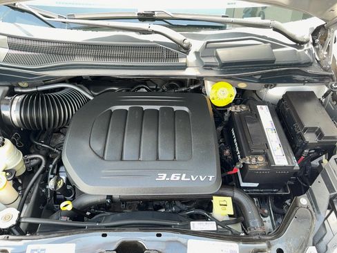 Used 2014 Chrysler Town & Country Touring-L w/ Driver Convenience Group FWD image 26