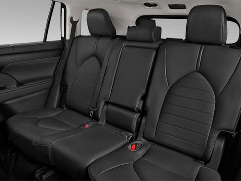 Used 2024 Toyota Highlander XLE FWD image 11