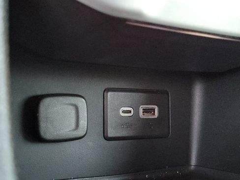 Used 2023 GMC Acadia SLE image 11