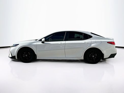 Used 2025 Toyota Camry SE image 4