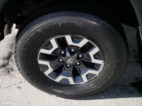 Used 2020 Toyota Tacoma TRD Off-Road w/ Technology Package image 15