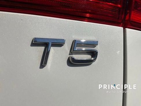 Used 2021 Volvo XC60 T5 Momentum w/ Premium Package image 24