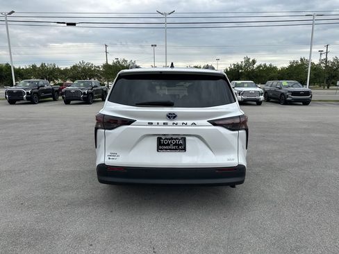 Certified 2025 Toyota Sienna XLE FWD image 6