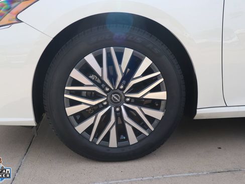 Used 2025 Nissan Altima 2.5 SV FWD image 10