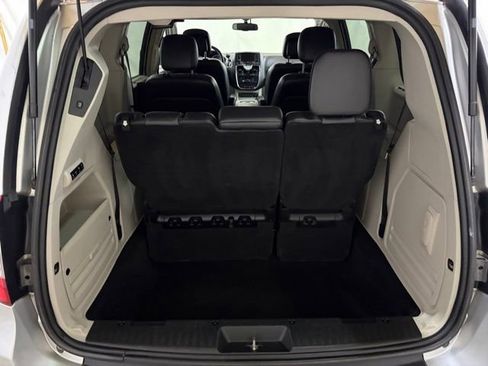 Used 2012 Chrysler Town & Country Touring-L w/ Premium Group FWD image 11