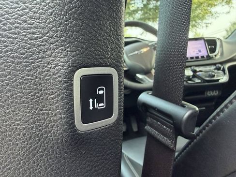 Used 2025 Chrysler Pacifica Select FWD image 29
