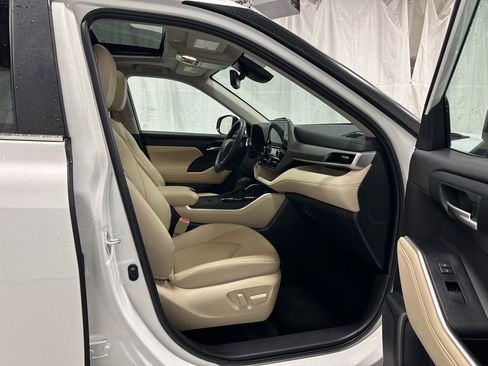 Used 2025 Toyota Highlander XLE image 58