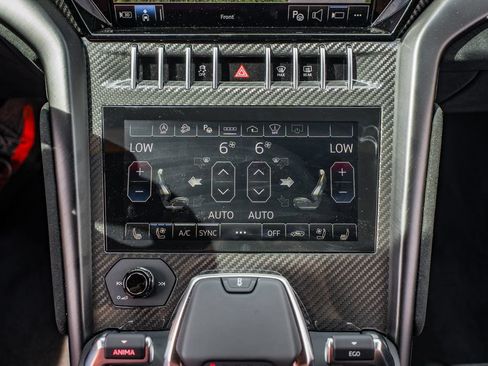Used 2024 Lamborghini Urus Performante AWD/4WD image 32
