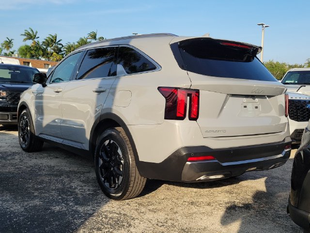 Used 2025 Kia Sorento S w/ Panoramic Sunroof Package FWD image 4