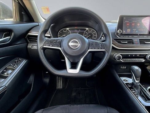 Used 2024 Nissan Altima 2.5 SV image 9