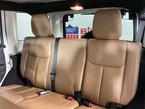 Used 2015 Jeep Wrangler Unlimited Sahara w/ Connectivity Group AWD/4WD image 16