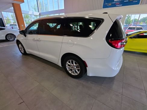 Used 2024 Chrysler Pacifica Touring-L FWD image 12
