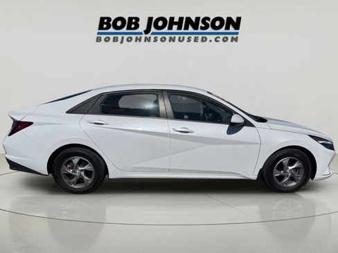 Used 2022 Hyundai Elantra SE FWD image 2