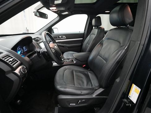 Used 2017 Ford Explorer XLT w/ Equipment Group 202A image 7