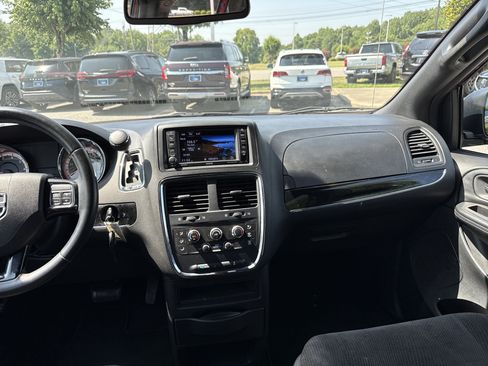 Used 2019 Dodge Grand Caravan SE FWD image 29