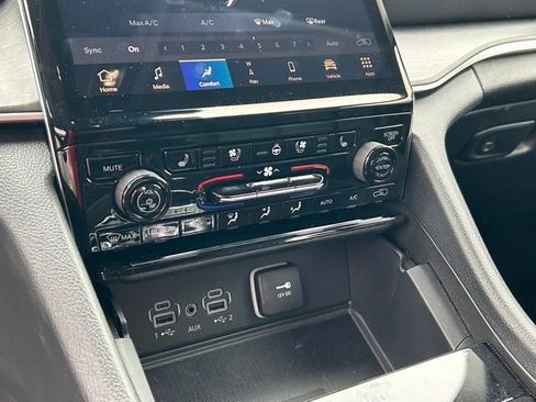 Used 2024 Jeep Grand Cherokee Limited w/ Luxury Tech Group II image 27