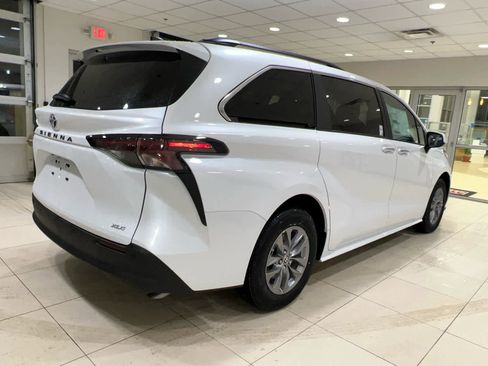 New 2026 Toyota Sienna XLE image 5