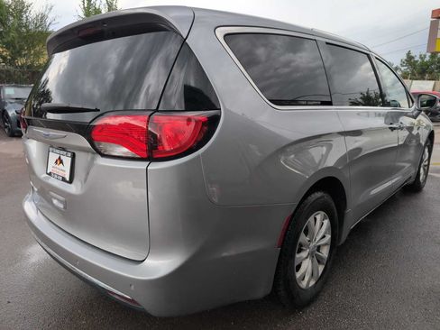Used 2018 Chrysler Pacifica Touring Plus FWD image 7
