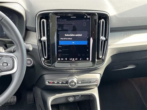 Used 2025 Volvo XC40 B5 Core w/ Climate Package image 16