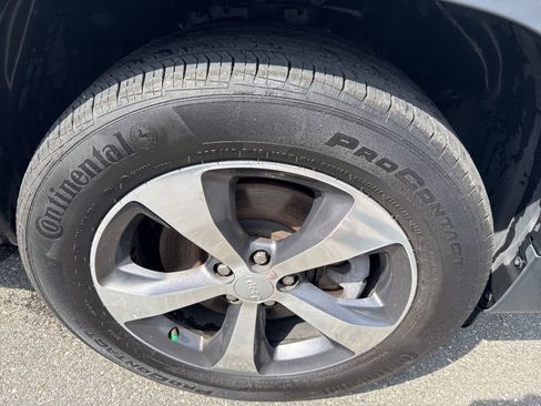 Used 2020 Jeep Cherokee Limited image 10