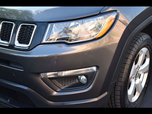Used 2018 Jeep Compass Latitude FWD image 44